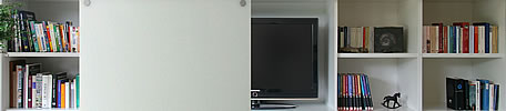 Schrankwand mit verschiebbaren Glaselementen